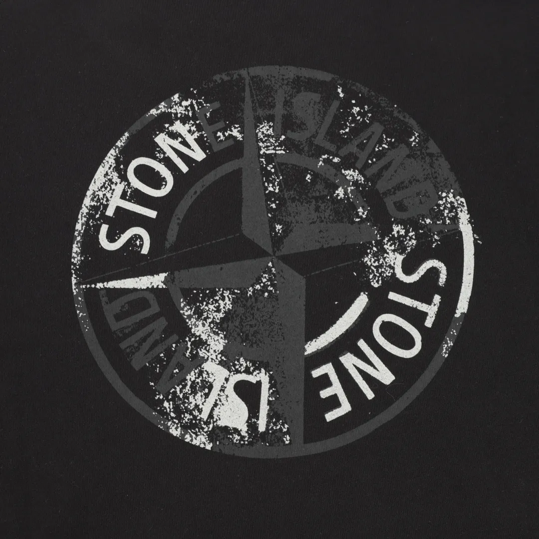 🅿️480 Stone Island 25FW reflective letter round neck sweatshirt is made of high-quality pure cotton fabric, which is not only soft to the touch, without any itch when close to the skin, but also has excellent performance. Moreover, the fabric has been specially treated to be wear-resistant and can still maintain good shape and color after multiple washes. The classic round neck design is simple and elegant, adapting to various face shapes and facial lines. The exquisite stitching on the cuffs and hem demonstrates the brand's ultimate pursuit of details. It is strong and durable and will not easily come off. Size: S-XL